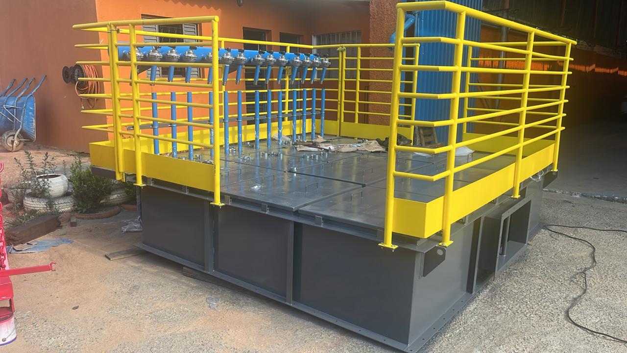 Reservatório industrial com guarda-corpo amarelo fabricado pela Qualytech — Caldeiraria Sorocaba