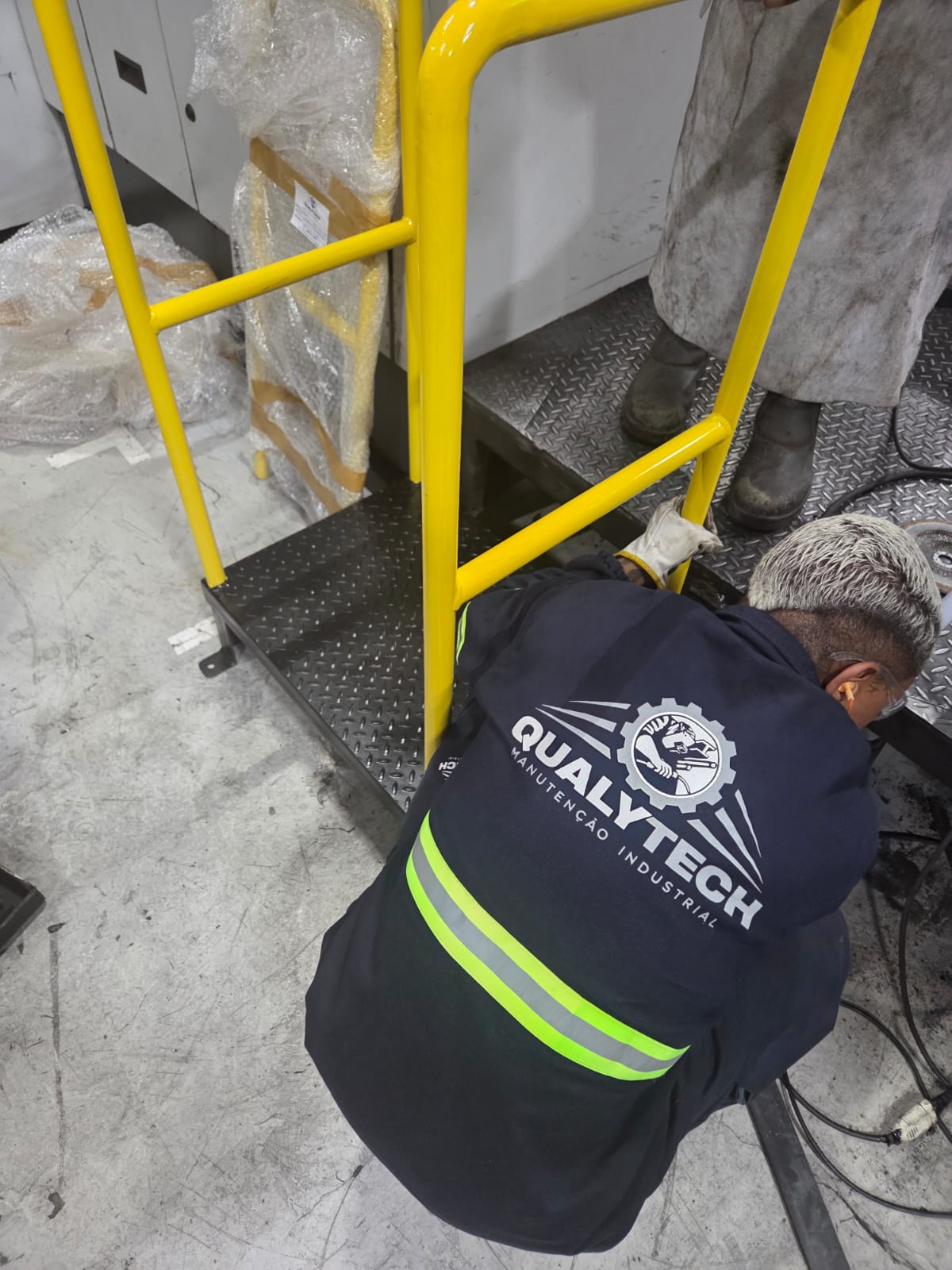 Caçamba metálica vermelha fabricada pela Qualytech para indústria de Sorocaba